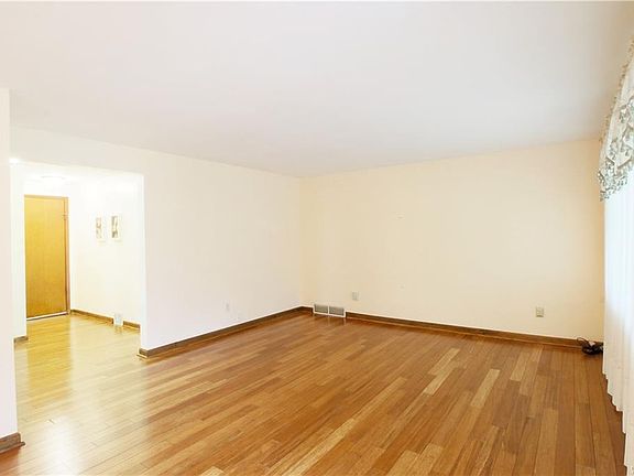 4th image of 83 Noel Dr