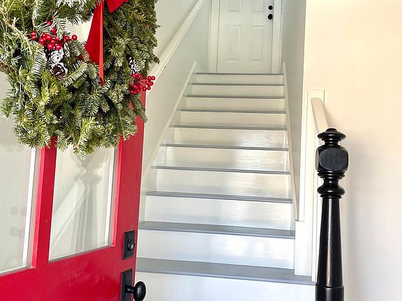 Entry stairway to apartment.
