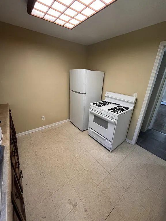 20 E Empire, Apt5 — Photo 4