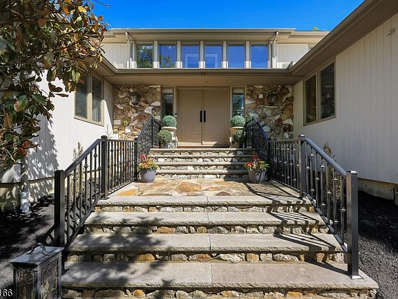 3rd image of 29 Deer Path Cir
