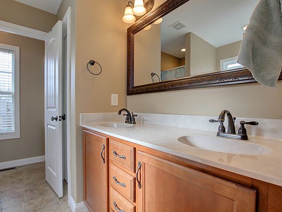 5th image of 692 Fox Trail Ct