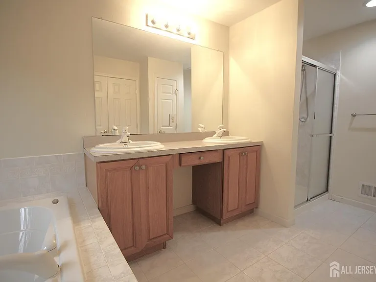 72 Truman Ave — Photo 18