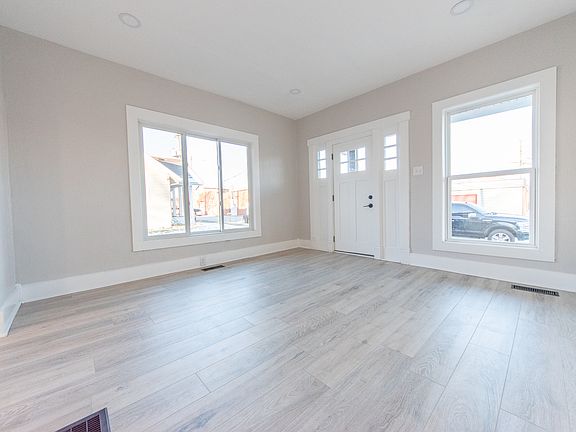4th image of 213 E Main St