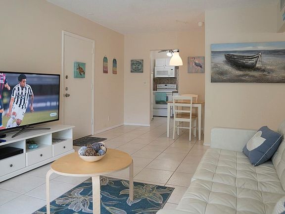 4th image of 424 N Riverside Dr