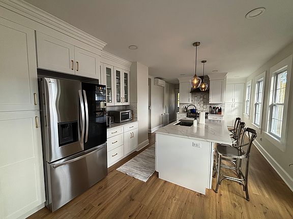 2nd image of 60 Harris St