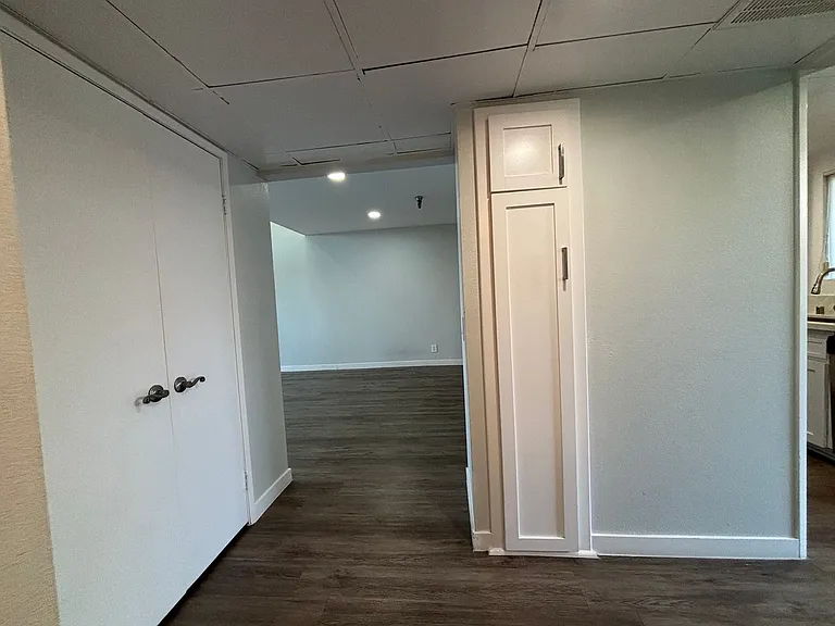 110 S Sweetzer Ave — Photo 52