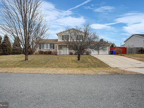 2nd image of 1760 Holly Ln