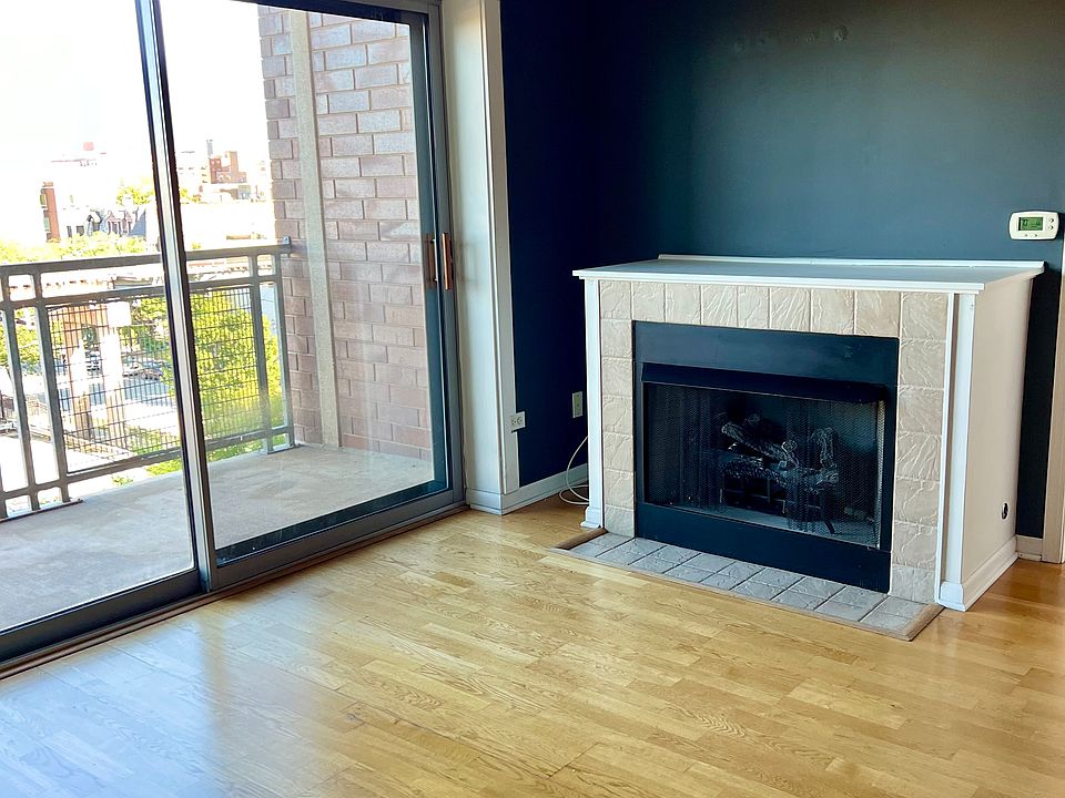 Living Room (gas fireplace)