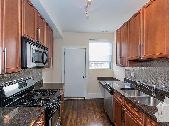 3rd image of 1851 W Cornelia Ave #1325