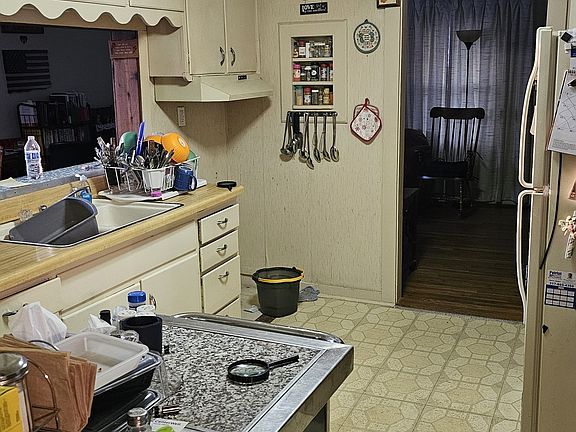 4th image of 2744 Walker Ave