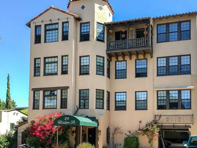 Historic Mediterranean Building in Great Location — Photo 1