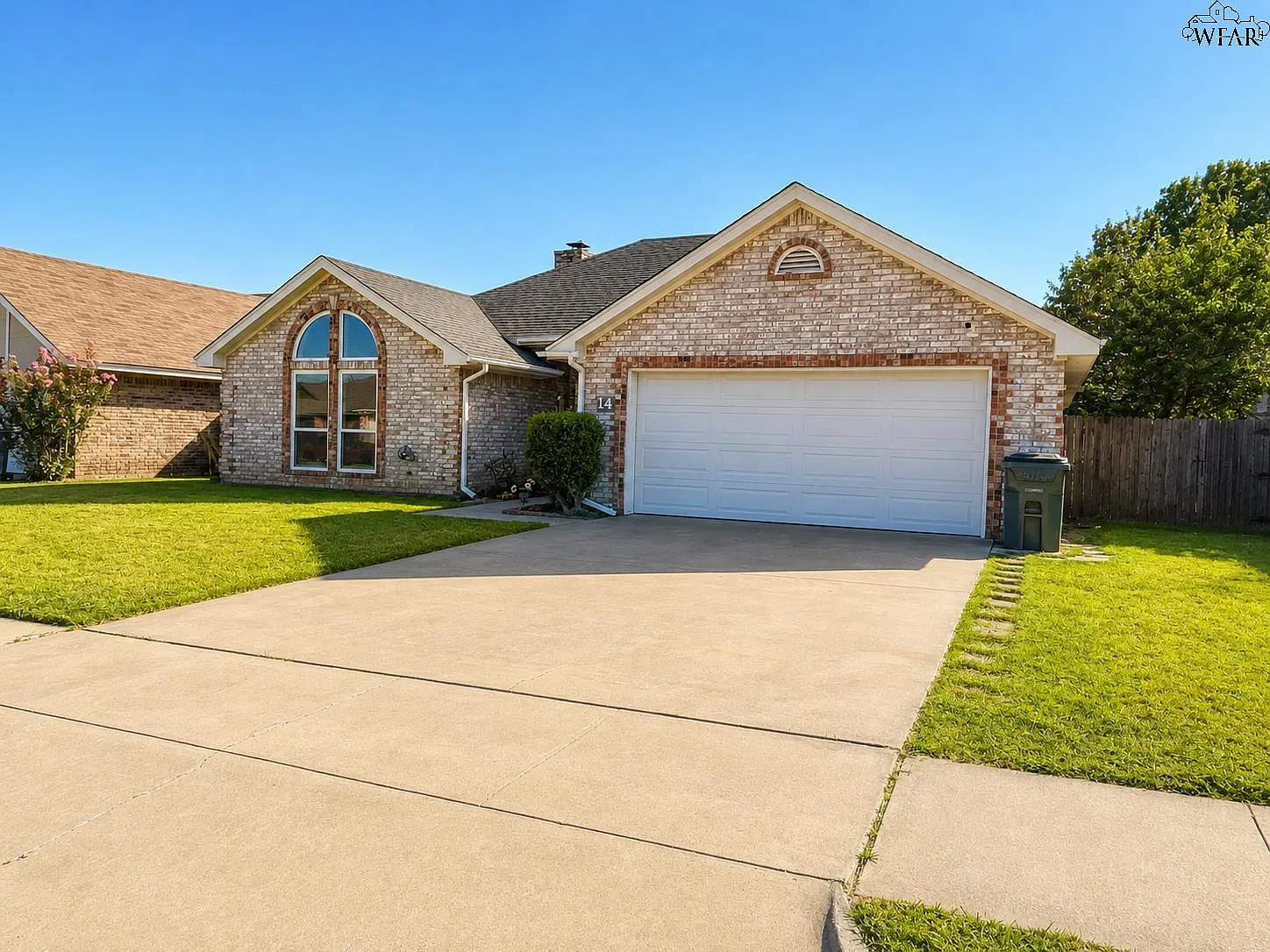 3 bed, 2.0 bath, 1465 sqft, $1,900 — Photo 2