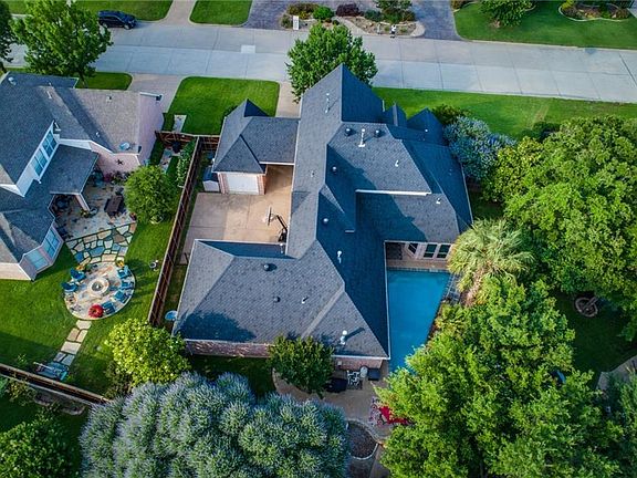 5th image of 907 Amanda Dr