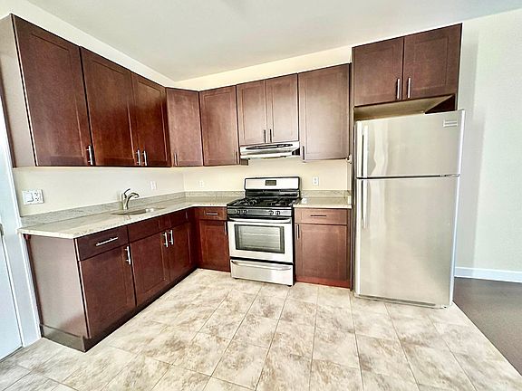 3rd image of 2312 31st St APT 2