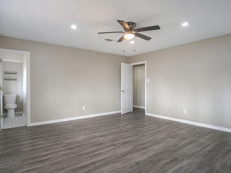2410 Rolling Glen Dr — Photo 15