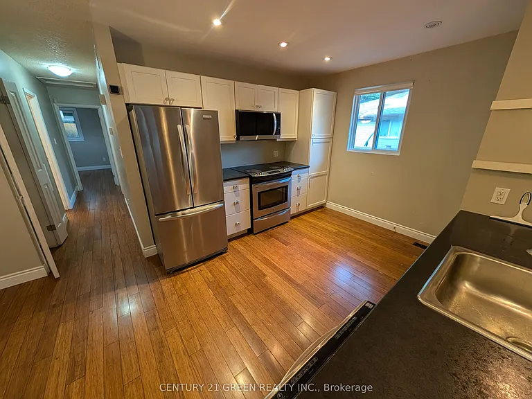 4 Wenlock Cres — Photo 5