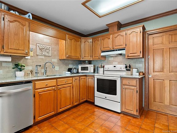 2nd image of 1027 N Tamela Dr