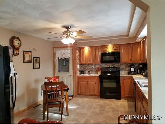 4th image of 32 Henderson St
