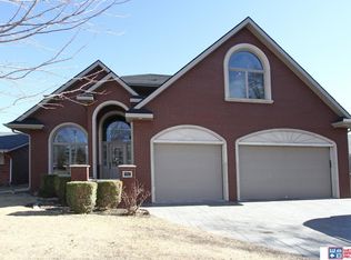 722 Brookside Dr, Lincoln, NE 68528