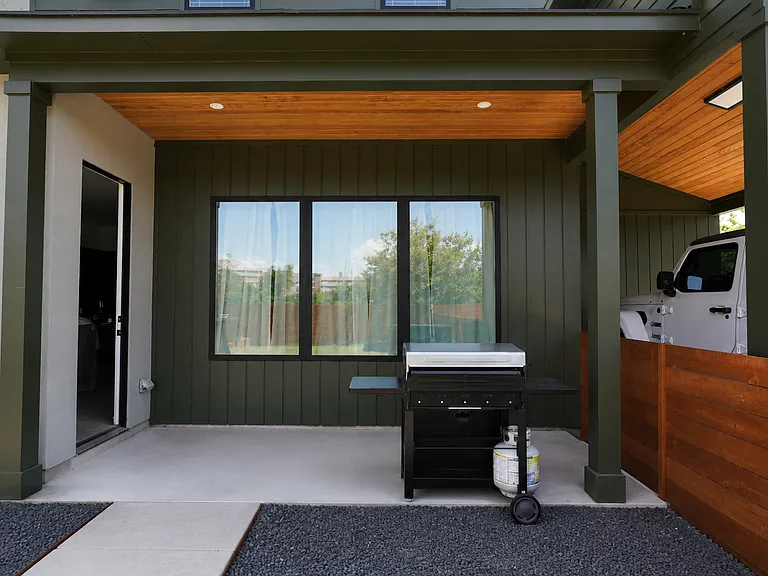 4405 Mount Vernon Dr #B — Photo 2