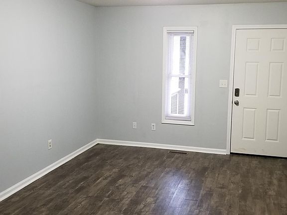 3rd image of 300 Everglades Blvd