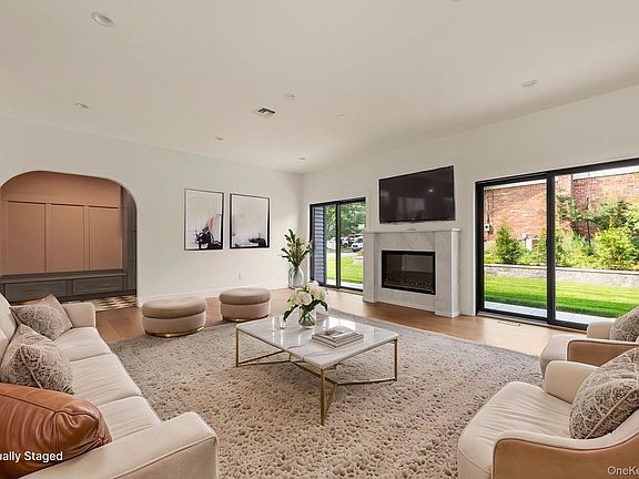 3rd image of 555 Marian Court