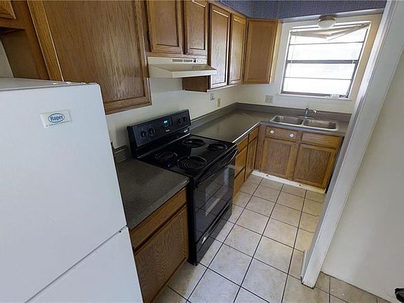 3rd image of 10 Deerfield Dr