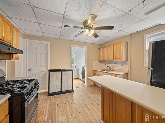 5th image of 215 Dunellen Ave