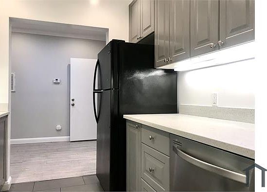 5th image of 4585 Mission St #1