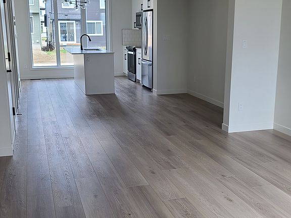 5th image of 7120 50a Ave
