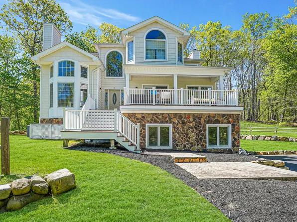 284 N Country Rd, Wading River, NY 11792