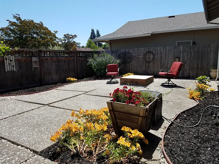589 Graymont Dr — Photo 3