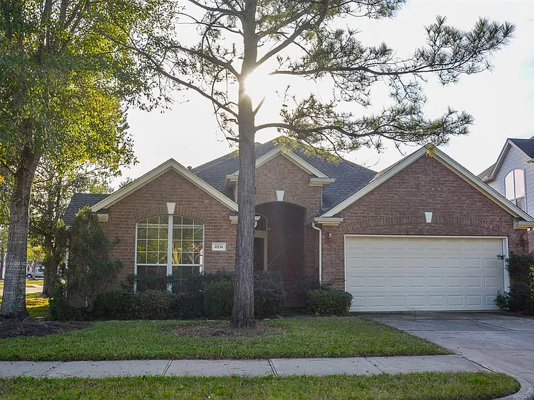 4914 Surrey Park Cir — Photo 1