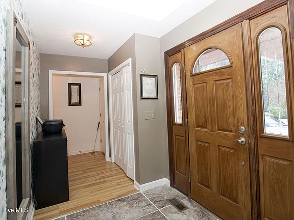 4th image of 100 Oak Hills Road