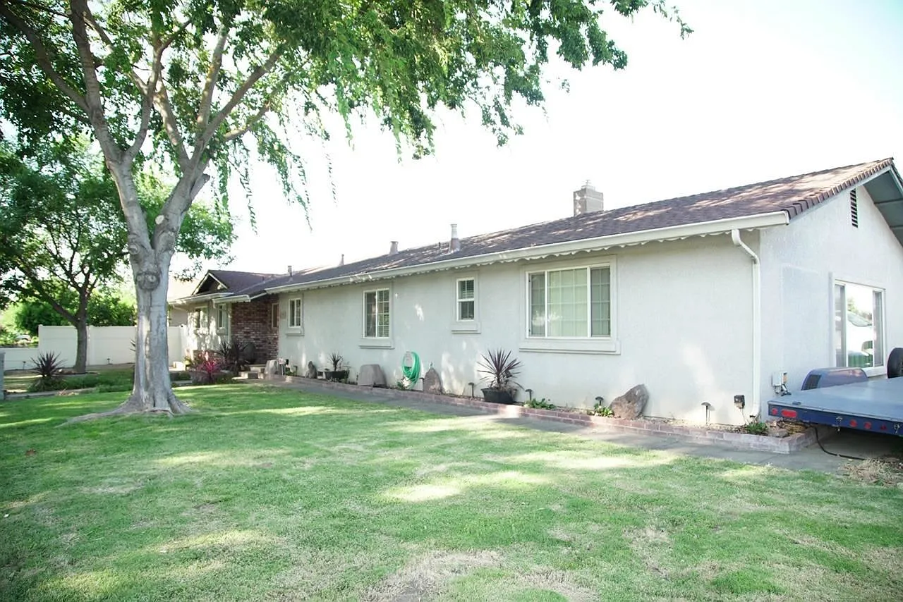 1946 Rose Ave photo 1