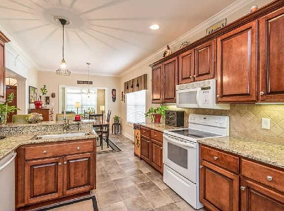 3rd image of 5447 Saint Ives Dr