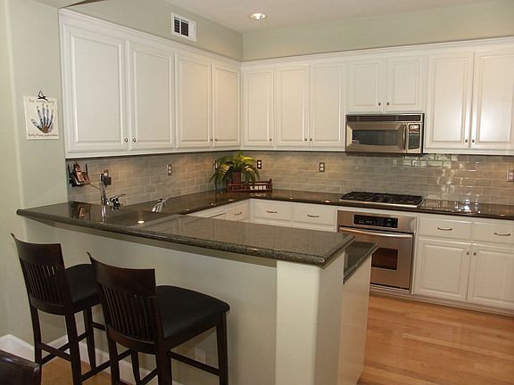 Upgraded Modern Kitchen with Granite Countertop, SS Applicances & more!