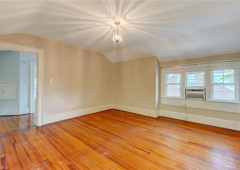 34th image of 618 Parkway Blvd