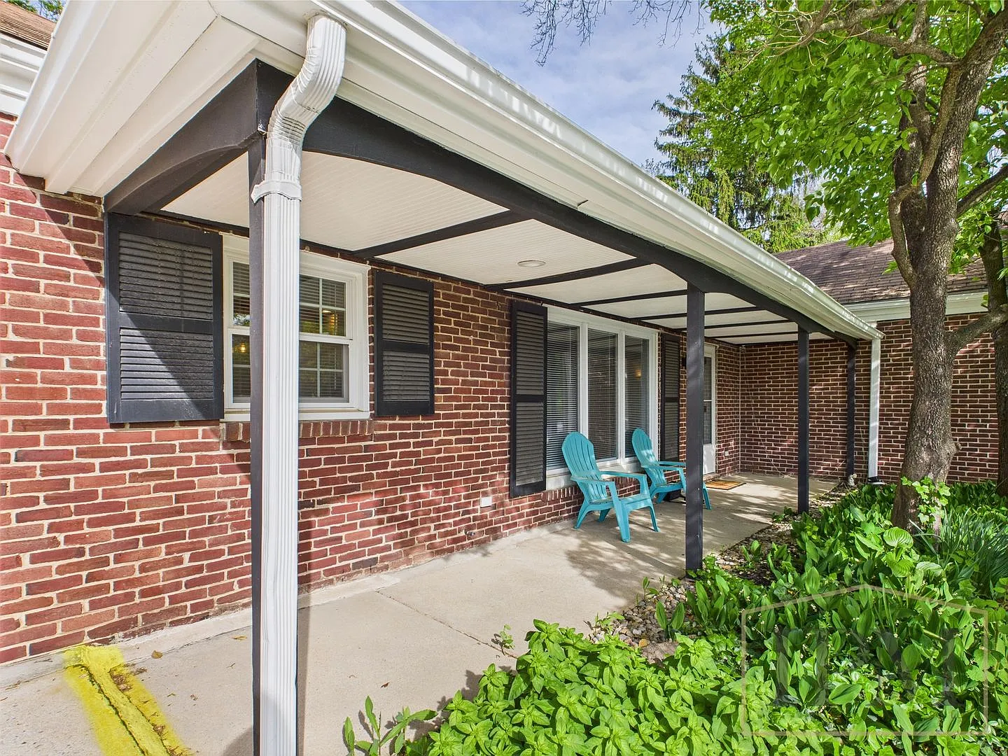 Apply Today - Charming 3 Bedroom, 1 Bath Single Family Home Near York Hospital. — Photo 2