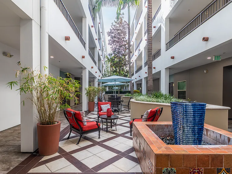 Oasis at Lake Encino — Photo 5