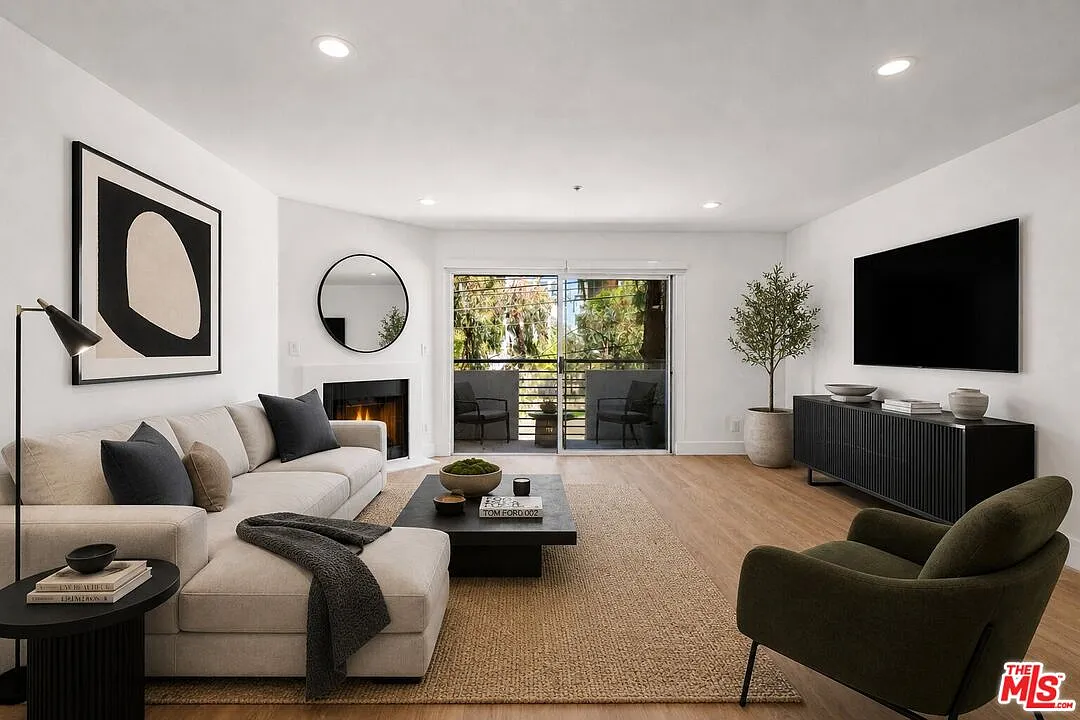2 bed, 2.0 bath, 1100 sqft, $4,042 — Photo 1