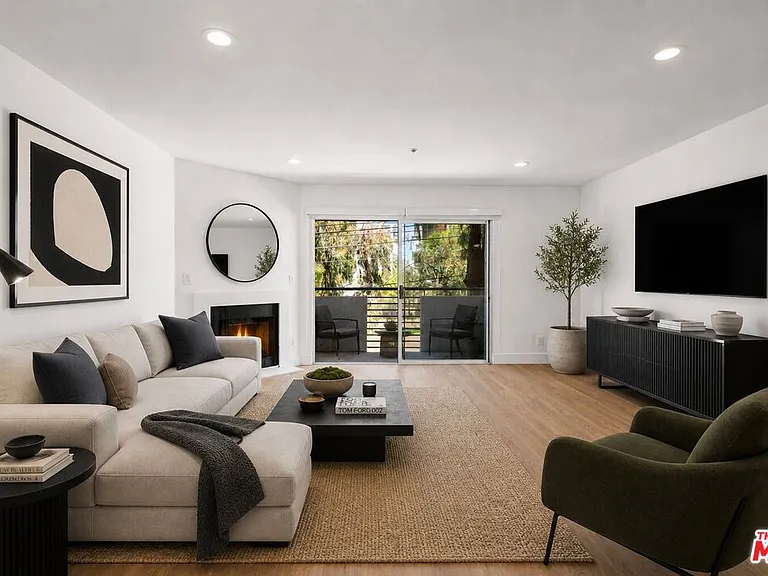 16100 W Sunset Blvd #201 — Photo 2