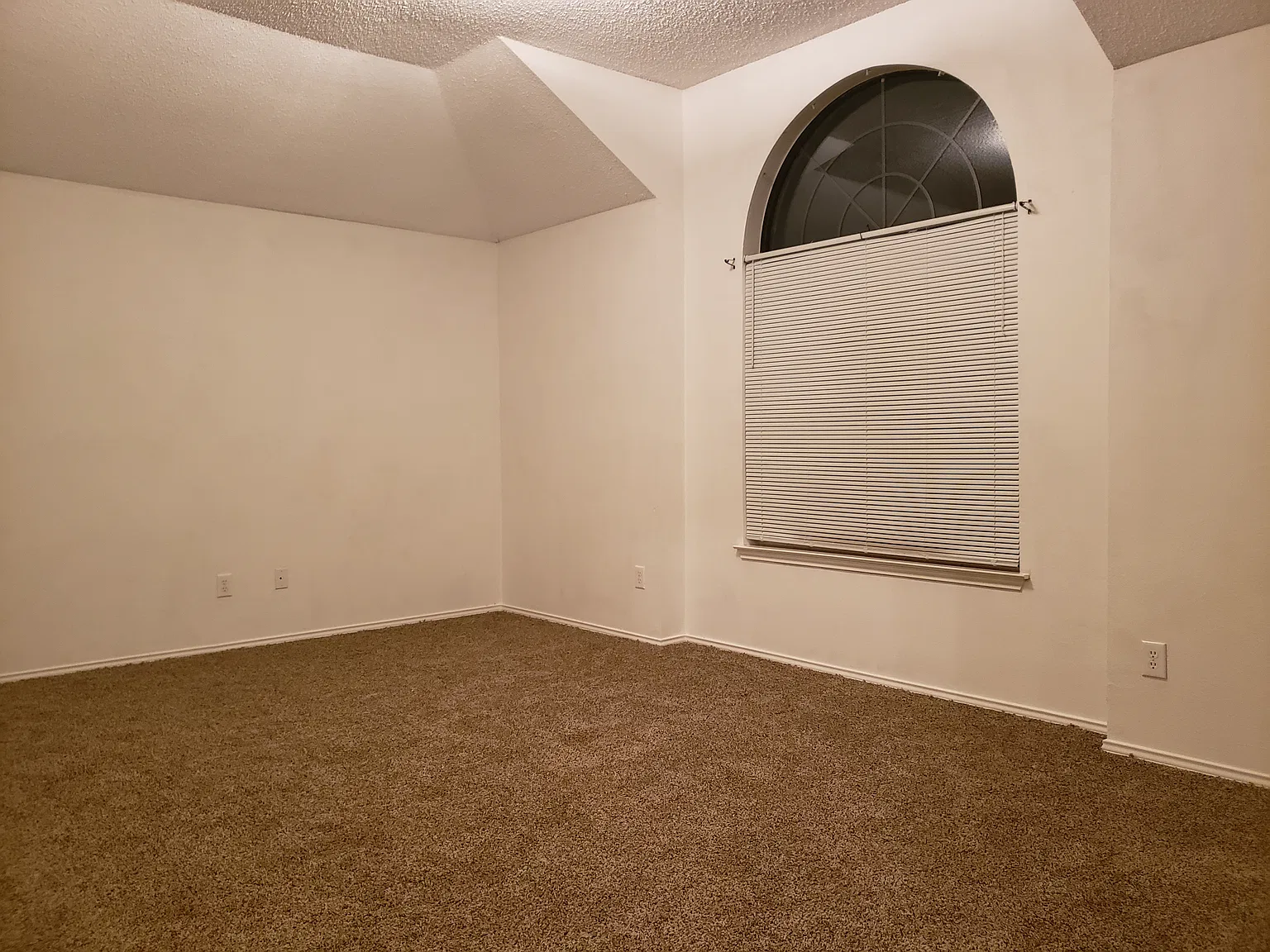3 bed, 1890 sqft, $2,185 — Photo 3