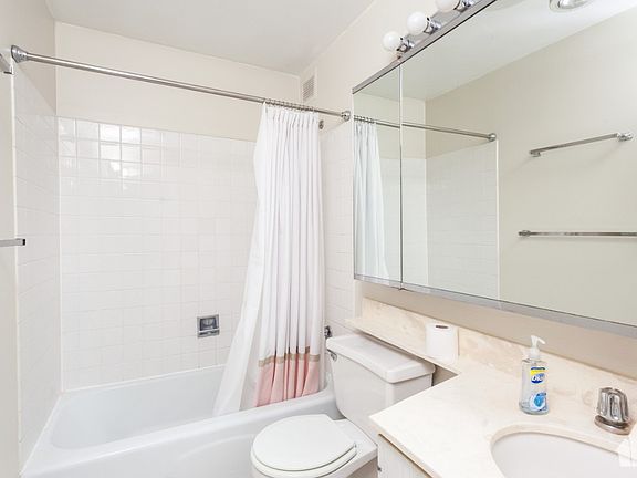 4th image of 3930 N Pine Grove Ave APT 901