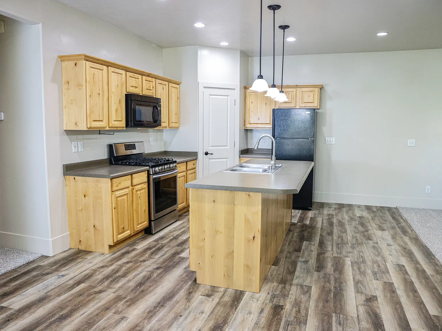 3 bed, 1576 sqft, $2,095 — Photo 4