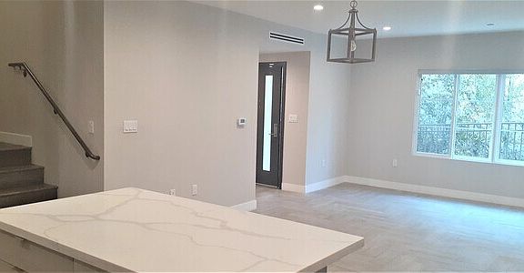 4th image of 2218 Montrose Ave #G