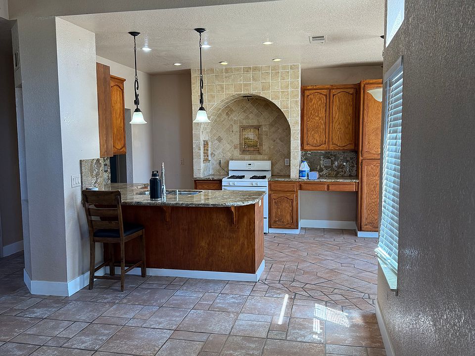 2nd image of 723 Foothill St