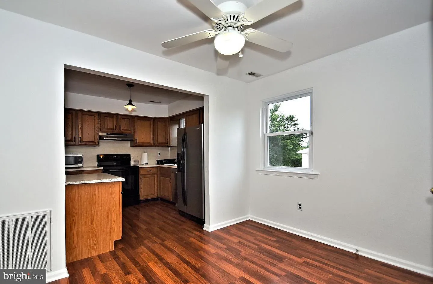 2 bed, 1012 sqft, $1,850 — Photo 4