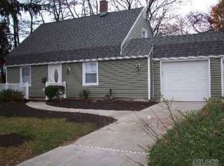 4 Dogwood Ln, Westbury, NY 11590
