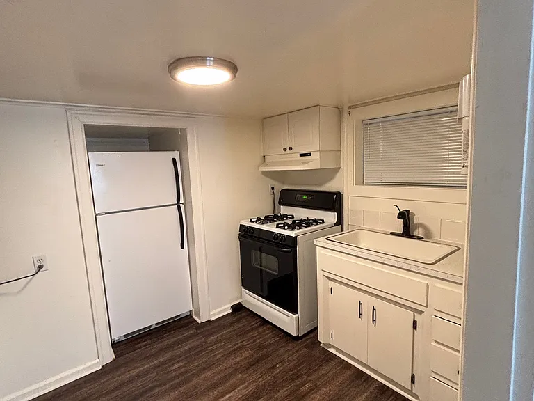 Olympia Court Apartments — Photo 25